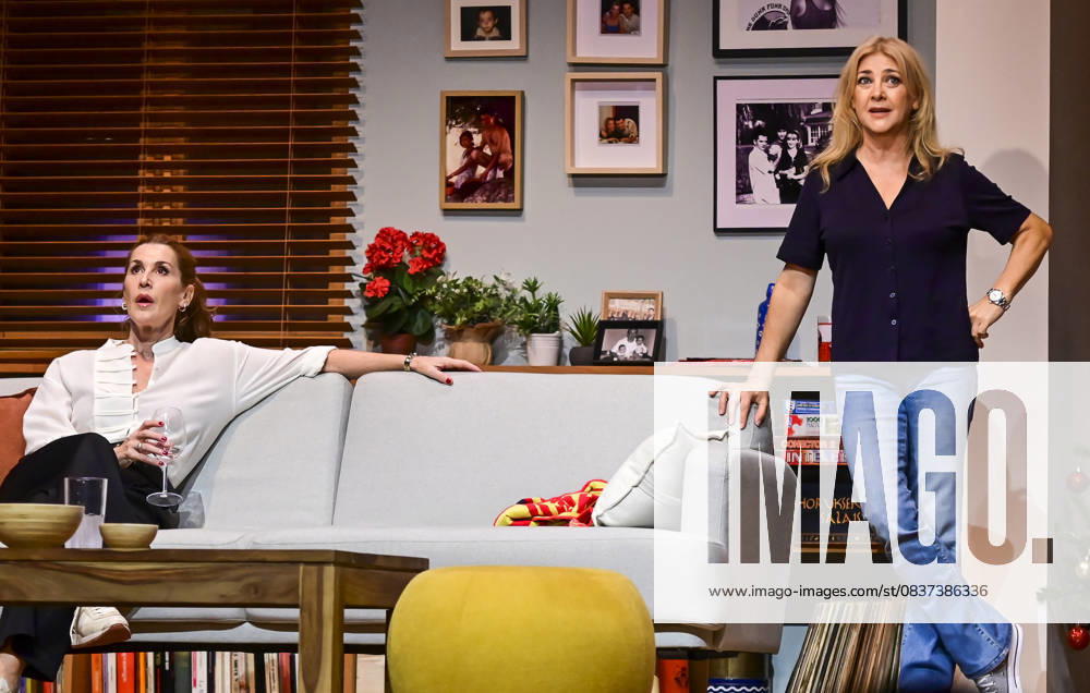 Victoria, a play at the Teatro FoÂ­garo in Madrid. This new comedy, written and directed by Marc Angelet and Cristina Clemente, features a top-notch cast led by Amparo LarraoÂ±aga, IoÂ±aki MiramoÂ³n, Mar Abascal, and Juli Fo bregas. Madrid SPAIN - ZUMAz108 20251016_znp_z108_060
