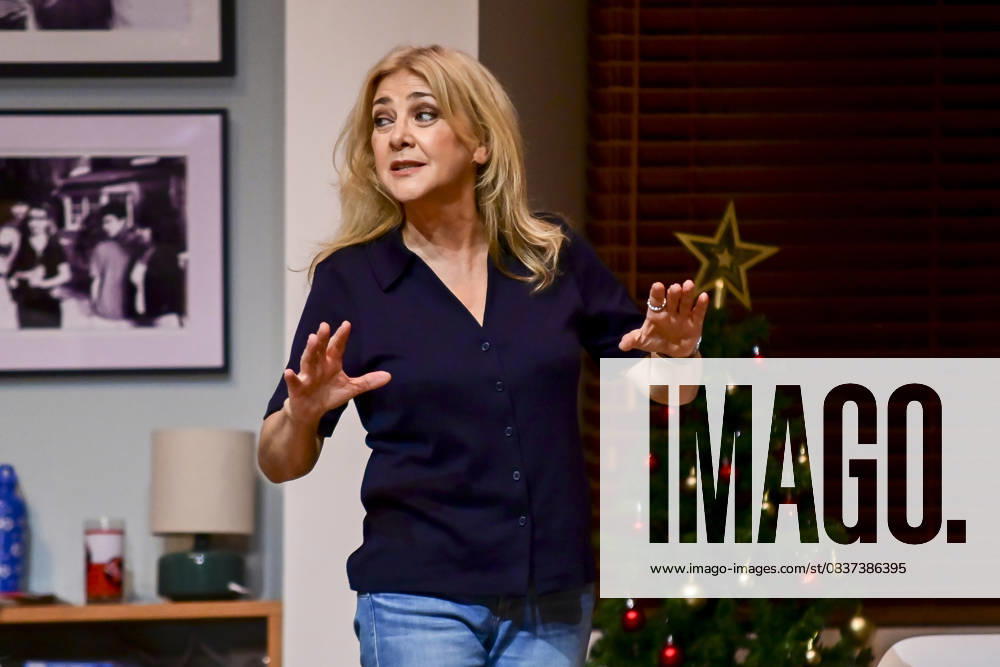 Victoria, a play at the Teatro FoÂ­garo in Madrid. This new comedy, written and directed by Marc Angelet and Cristina Clemente, features a top-notch cast led by Amparo LarraoÂ±aga, IoÂ±aki MiramoÂ³n, Mar Abascal, and Juli Fo bregas. Madrid SPAIN - ZUMAz108 20251016_znp_z108_068