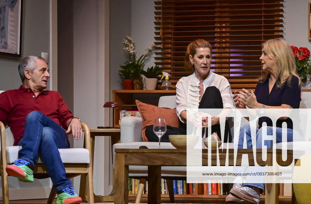 Victoria, a play at the Teatro FoÂgaro in Madrid. This new comedy, written and directed by Marc Angelet and Cristina Clemente, features a top-notch cast led by Amparo Larrao±aga, Io±aki Miramo³n, Mar Abascal, and Juli Fo bregas. Madrid SPAIN - ZUMAz108 20251016_znp_z108_084