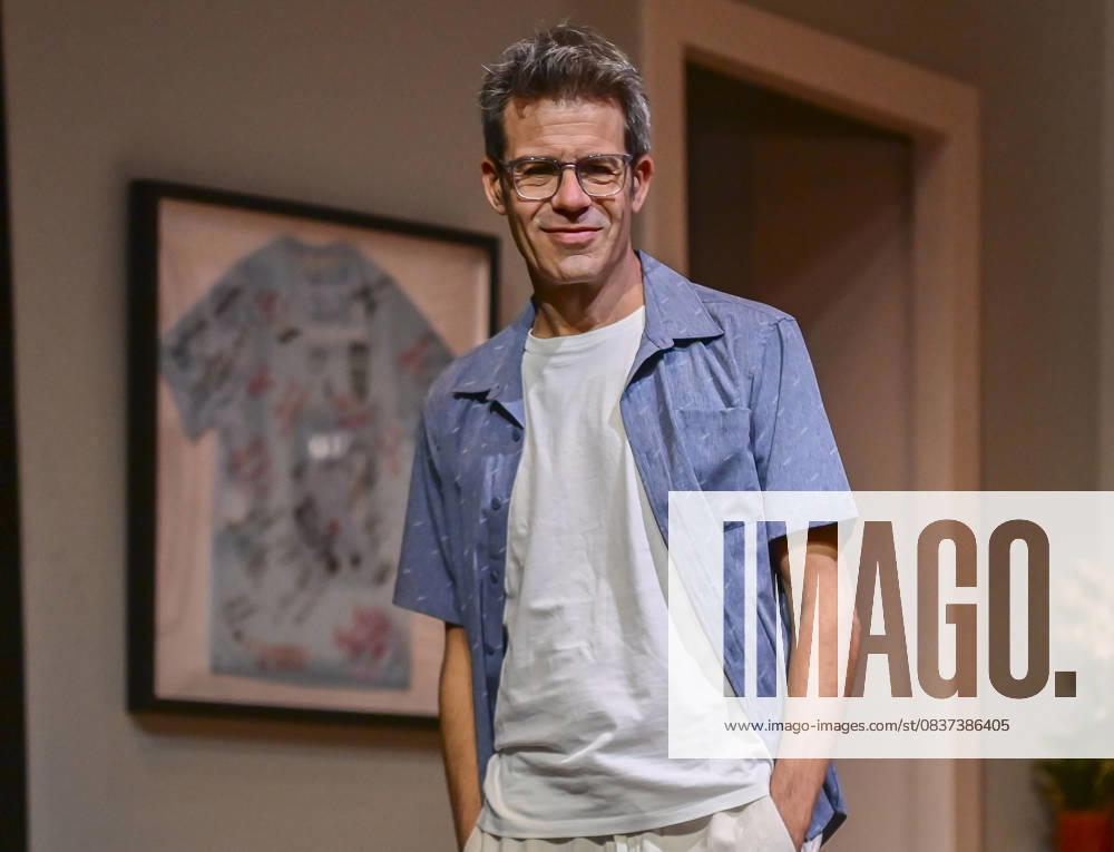 Victoria, a play at the Teatro FoÂgaro in Madrid. This new comedy, written and directed by Marc Angelet and Cristina Clemente, features a top-notch cast led by Amparo Larrao±aga, Io±aki Miramo³n, Mar Abascal, and Juli Fo bregas. Madrid SPAIN - ZUMAz108 20251016_znp_z108_086