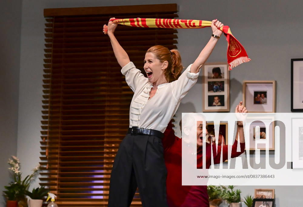 Victoria, a play at the Teatro FoÂgaro in Madrid. This new comedy, written and directed by Marc Angelet and Cristina Clemente, features a top-notch cast led by Amparo Larrao±aga, Io±aki Miramo³n, Mar Abascal, and Juli Fo bregas. Madrid SPAIN - ZUMAz108 20251016_znp_z108_079
