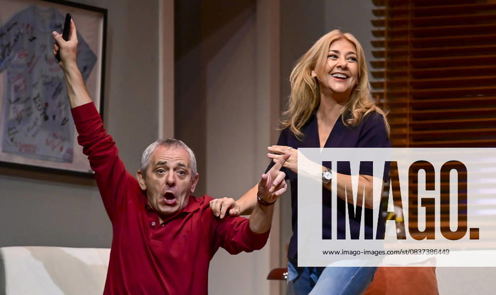 Victoria, a play at the Teatro FoÂ­garo in Madrid. This new comedy, written and directed by Marc Angelet and Cristina Clemente, features a top-notch cast led by Amparo LarraoÂ±aga, IoÂ±aki MiramoÂ³n, Mar Abascal, and Juli Fo bregas. Madrid SPAIN - ZUMAz108 20251016_znp_z108_083
