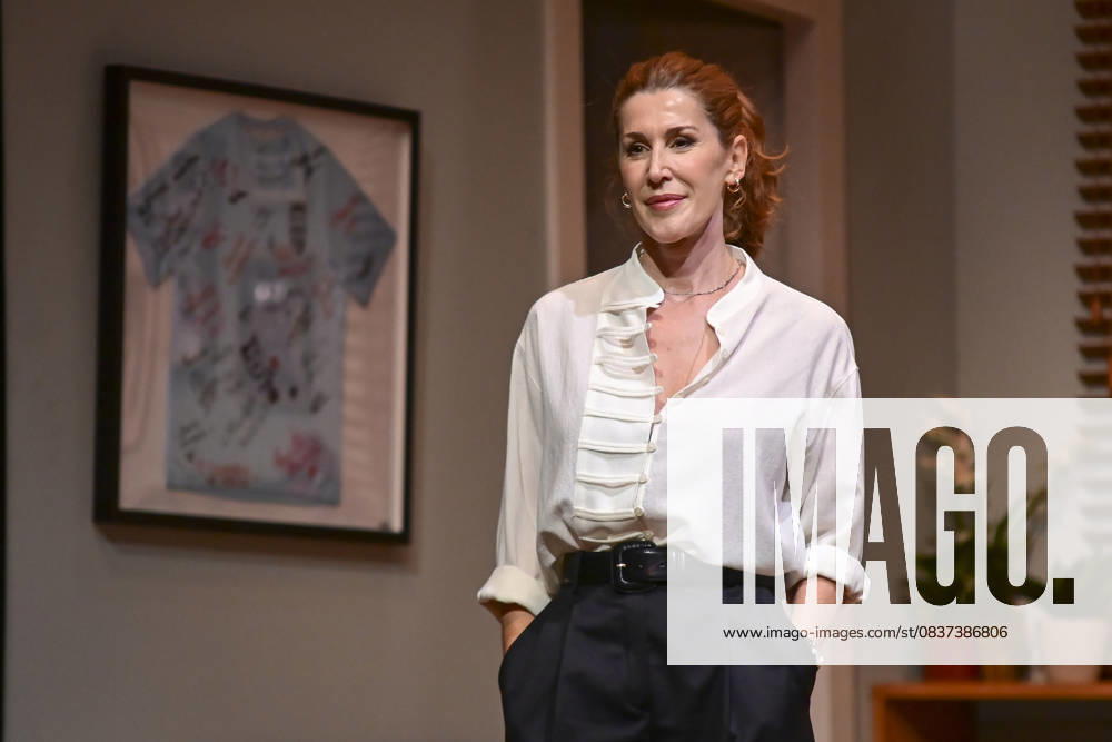 Victoria, a play at the Teatro FoÂgaro in Madrid. This new comedy, written and directed by Marc Angelet and Cristina Clemente, features a top-notch cast led by Amparo Larrao±aga, Io±aki Miramo³n, Mar Abascal, and Juli Fo bregas. Madrid SPAIN - ZUMAz108 20251016_znp_z108_080