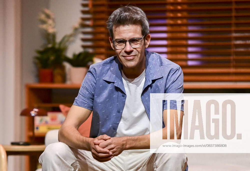 Victoria, a play at the Teatro FoÂgaro in Madrid. This new comedy, written and directed by Marc Angelet and Cristina Clemente, features a top-notch cast led by Amparo Larrao±aga, Io±aki Miramo³n, Mar Abascal, and Juli Fo bregas. Madrid SPAIN - ZUMAz108 20251016_znp_z108_082