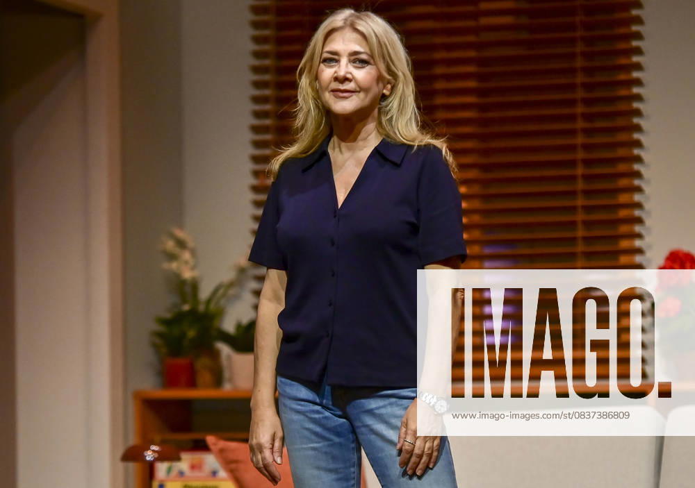 Victoria, a play at the Teatro FoÂgaro in Madrid. This new comedy, written and directed by Marc Angelet and Cristina Clemente, features a top-notch cast led by Amparo Larrao±aga, Io±aki Miramo³n, Mar Abascal, and Juli Fo bregas. Madrid SPAIN - ZUMAz108 20251016_znp_z108_090