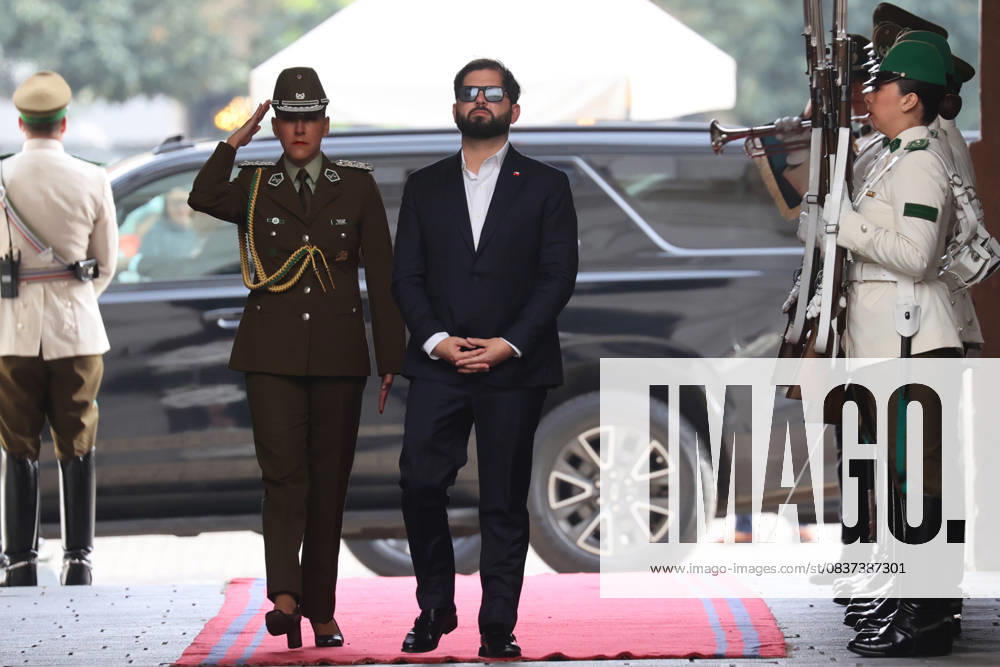 Santiago October 16, 2025 The President of the Republic, Gabriel Boric, receives the Honors of the Guard of La Moneda Palace Dragomir Yankovic Aton Chile, Santiago Chile Aton Chile Aton 1054381