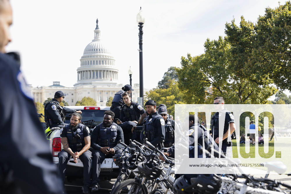 United States Capitol Police officers are seen while demonstrators take part in a protest against the Donald Trump administration during the No Kings national rally on October 18, 2025, in Washington, DC, USA. Millions of people across the nation joined the No Kings protest to demonstrate their disapproval of the current US administration. The No Kings Day of Defiance has been organized to reject authoritarianism, billionaire-first politics, and the militarization of the countryÃ¢â‚¬â ¢s democracy, according to a statement by organizers. Washington Dc USA - ZUMAk203 20251018_znp_k203_033