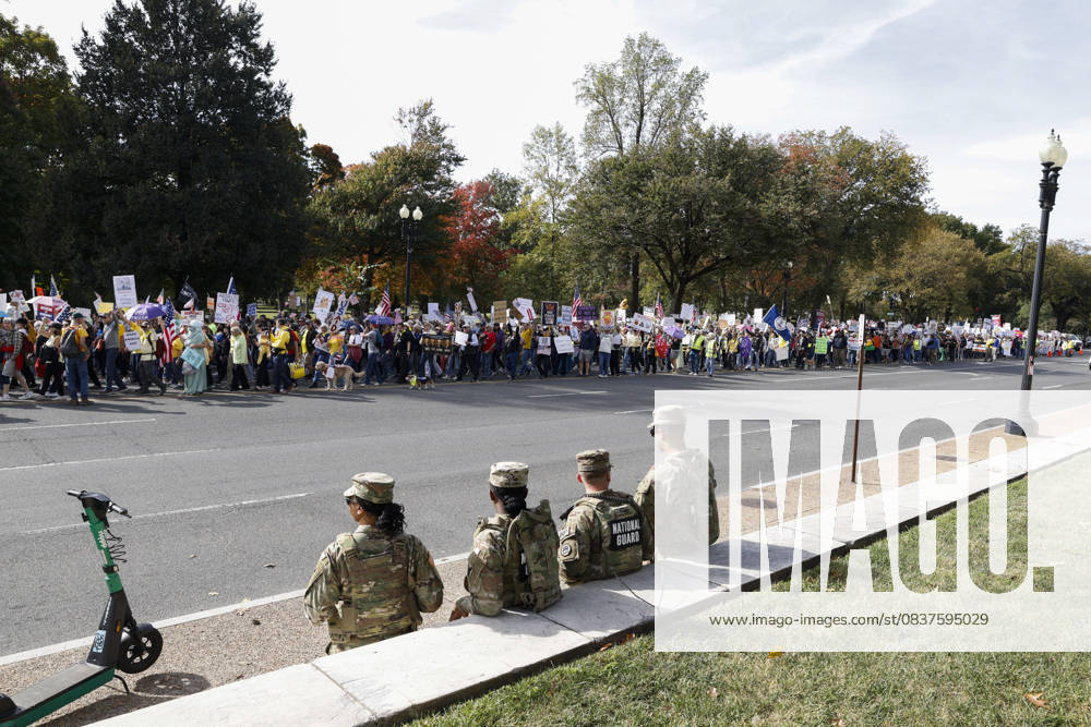 National Guard members are seen while demonstrators take part in a protest against the Donald Trump administration during the No Kings national rally on October 18, 2025, in Washington, DC, USA. Millions of people across the nation joined the No Kings protest to demonstrate their disapproval of the current US administration. The No Kings Day of Defiance has been organized to reject authoritarianism, billionaire-first politics, and the militarization of the countryâ€⠢s democracy, according to a statement by organizers. Washington Dc USA - ZUMAk203 20251018_znp_k203_015