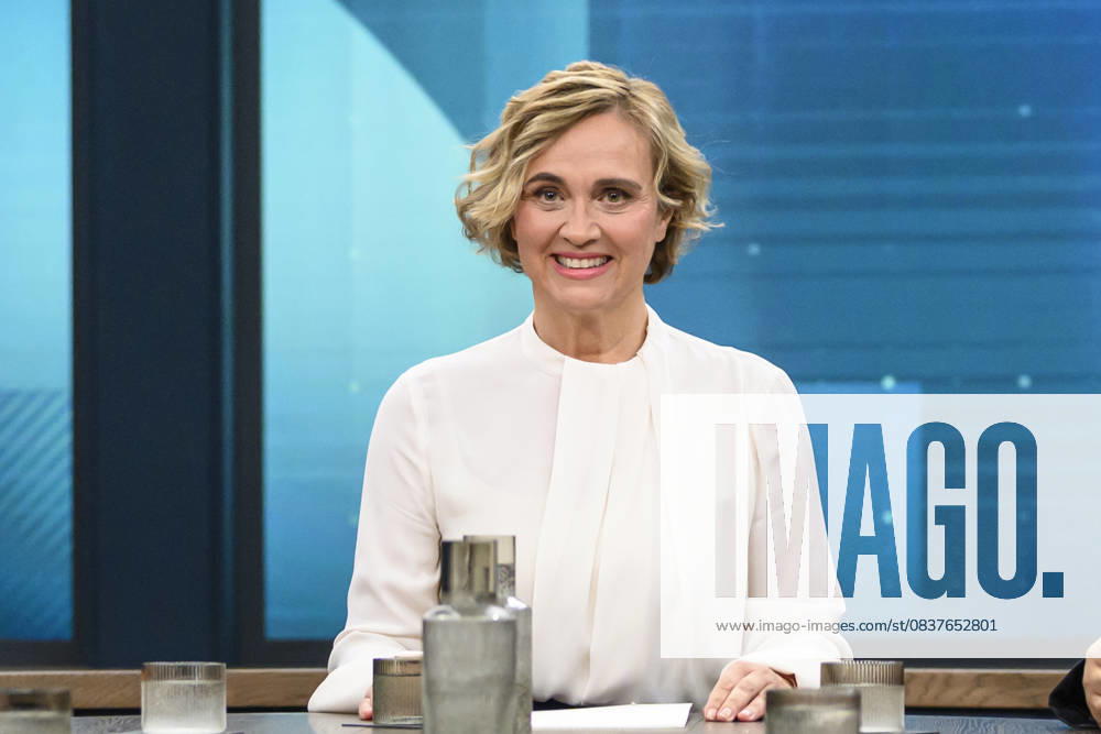 In the picture from l Caren Miosga, GER, Berlin, Studio, guest of Caren Miosga, Polittalk, TV, format, with presenter, Das Erste, from Adlershof at Studio 20, topic Middle East and Ukraine How effective is the Trump method