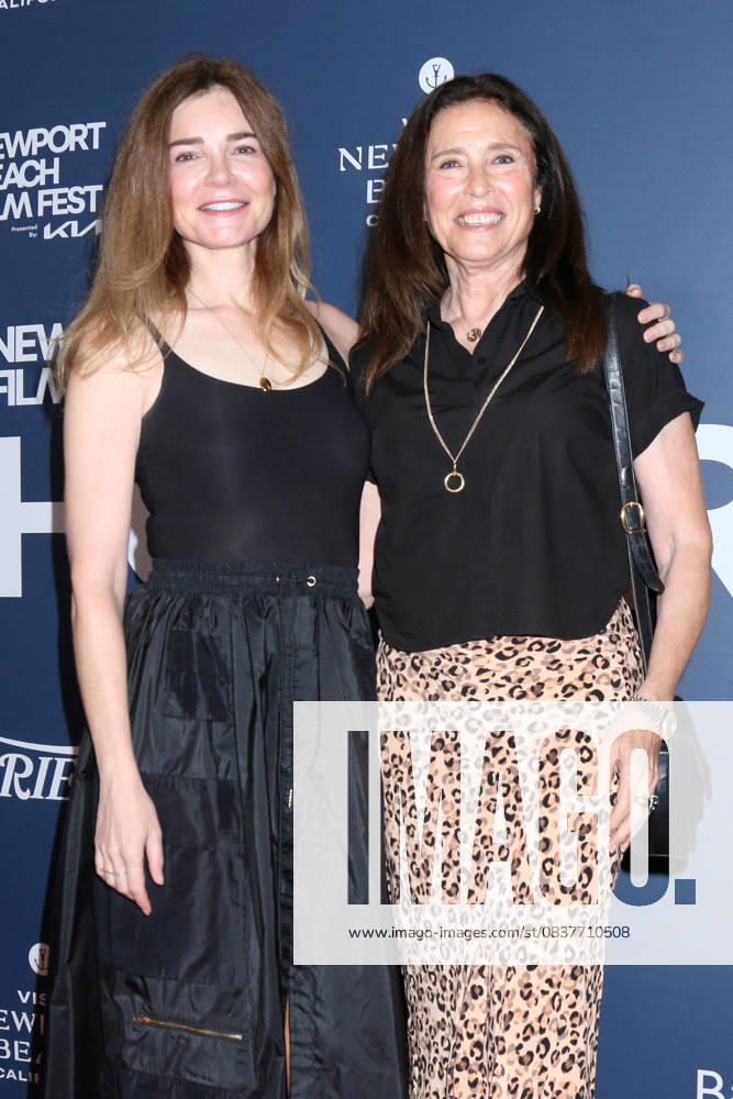 LOS ANGELES - OCT 19: Betsy Brandt, Mimi Rogers at the 2025 Newport Beach Film Festival HONORS at the Balboa Bay Club on October 19, 2025 in Newport Beach, CA Newport Beach USA - ZUMAnc22 20251019_zaa_nc22_181