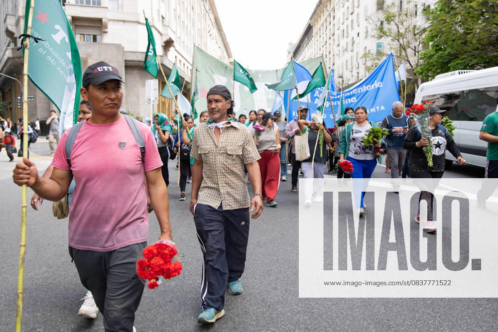 Farmers march to Plaza de Mayo to distribute fresh food in protest against the production crisis and the collapse in consumption. Buenos Aires Argentina - ZUMAp265 20251016_zip_p265_004