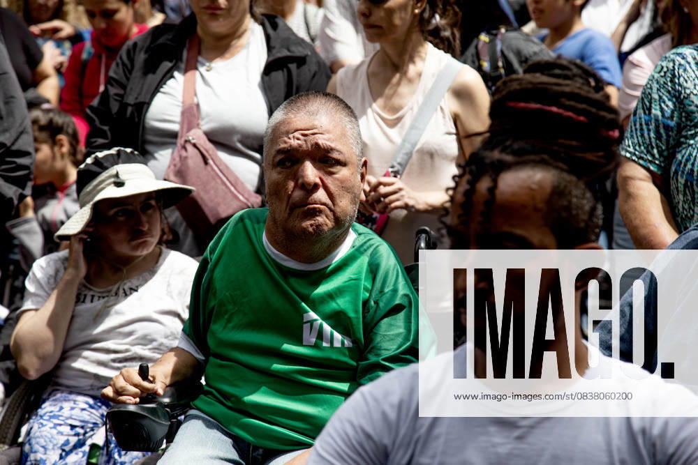 The Disability collective is marching from the National Congress to the Ministry of Health, demanding that Milei s government comply with the Emergency Disability Law. Buenos Aires Argentina - ZUMAr233 20251022_zip_r233_006