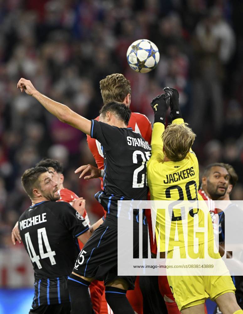 Strafraumszene, Torraumszene Kopfballduell Zweikampf Aktion Torwart Nordin Jackers Club Brugge FC Brügge (29) gegen Harry Kane FC Bayern München FCB (09) Aleksandar Stankovic Club Brugge FC Brügge (25) Brandon Mechele Club Brugge FC Brügge (44) Champions League, Allianz Arena, München, Bayern, Deutschland Penalty area scene, goal room scene header duel duel action goalkeeper Nordin Jackers Club Brugge FC Brugge FC Brugge (29) against Harry Kane FC Bayern Munich FCB (09) Aleksandar Stankovic Club Brugge FC Brugge FC Brugge (44) Champions League, Allianz Arena, Munich, Bayern, Germany