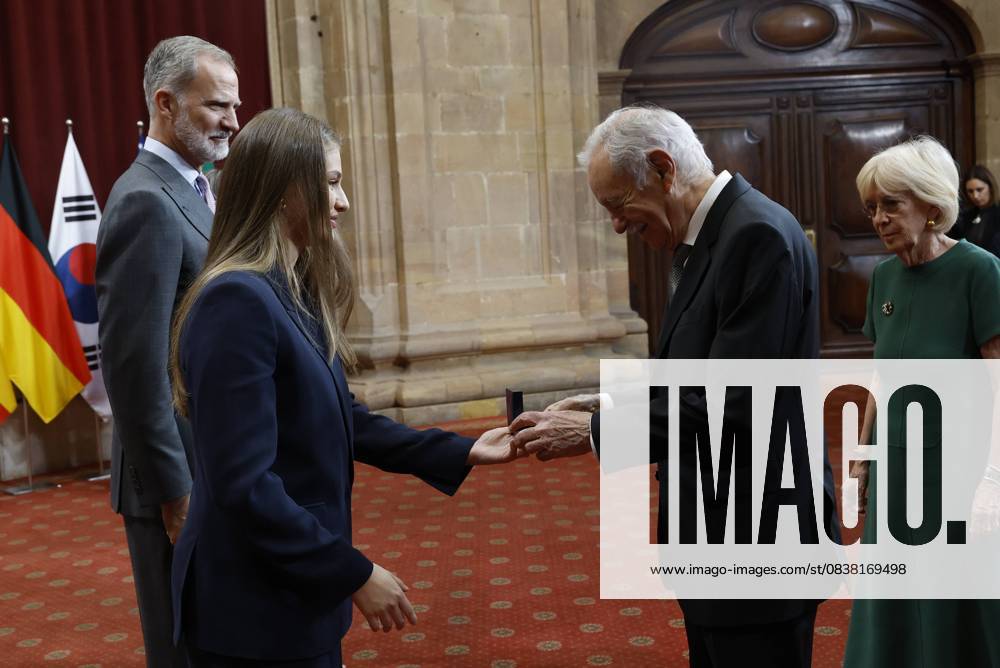 Spanish King Felipe VI and Queen Letizia with Princess Leonor de Borbon and Infant Sofia de Borbon during an audience with the awarded the Princess of Asturias awards 2025 in Oviedo, on Friday 24 October 2025 Cordon Press