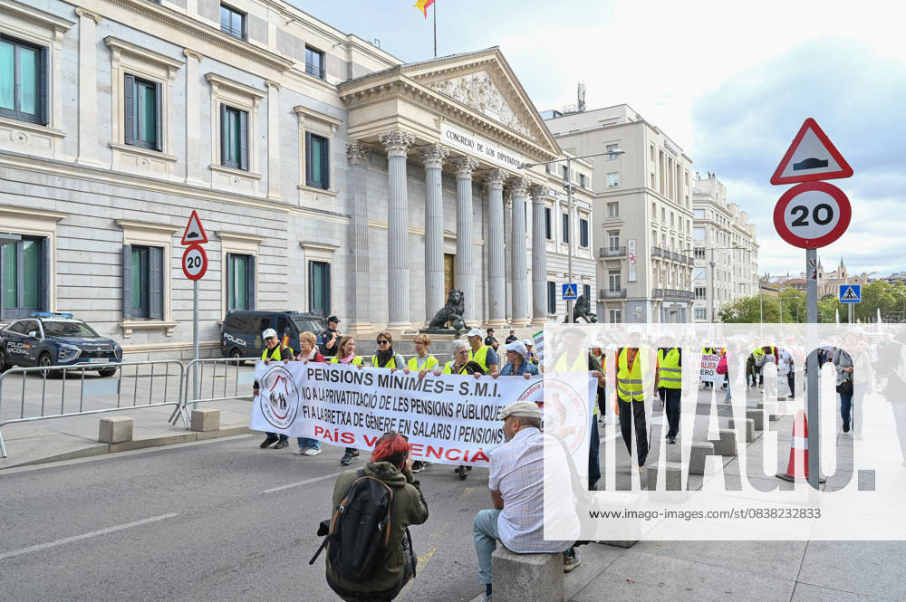 Protesters hold a banner during a demonstration in defense of the Public Pension System, demanding decent public pensions. Madrid Spain - ZUMAs197 20251025_aaa_s197_141