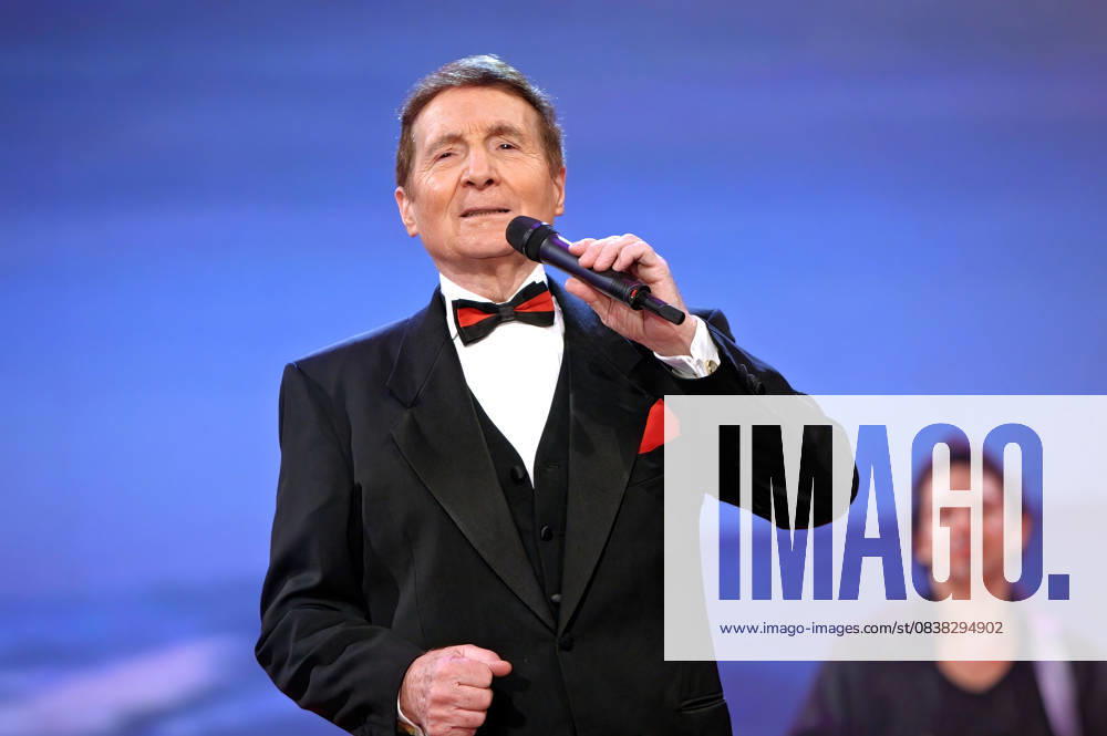 ARCHIVE Freddy Quinn Singer and actor Freddy Quinn on the occasion of the ZDF television show Willkommen bei Carmen Nebel on 29 10 2005 ARCHIVE RECORD, date estimated 20251025JWM0029