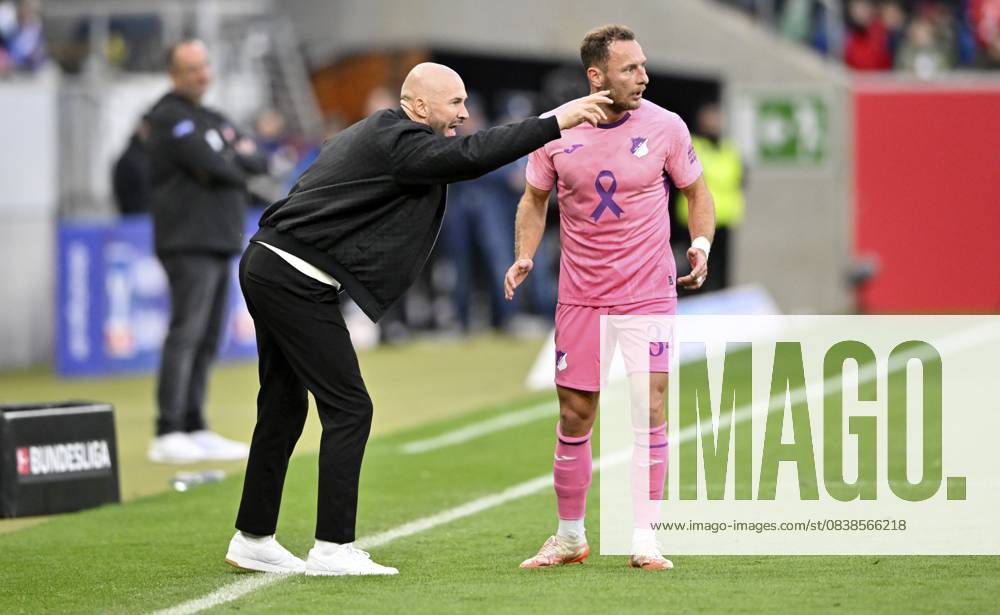 Trainer Coach Christian Ilzer TSG 1899 Hoffenheim am Spielfeldrand im Gespräch Diskussion mit Vladimir Coufal TSG 1899 Hoffenheim (34) Trikot der TSG 1899 Hoffenheim, Sondertrikot, Aktion gegen Brustkrebs, Breast Cancer Awareness Kampagne, PreZero Arena, Sinsheim, Baden-Württemberg, Deutschland Coach coach Christian Ilzer TSG 1899 Hoffenheim on the sidelines in discussion with Vladimir Coufal TSG 1899 Hoffenheim (34) shirt of TSG 1899 Hoffenheim, special jersey, campaign against breast cancer, breast cancer awareness campaign, PreZero Arena, Sinsheim, Baden-Württemberg, Germany