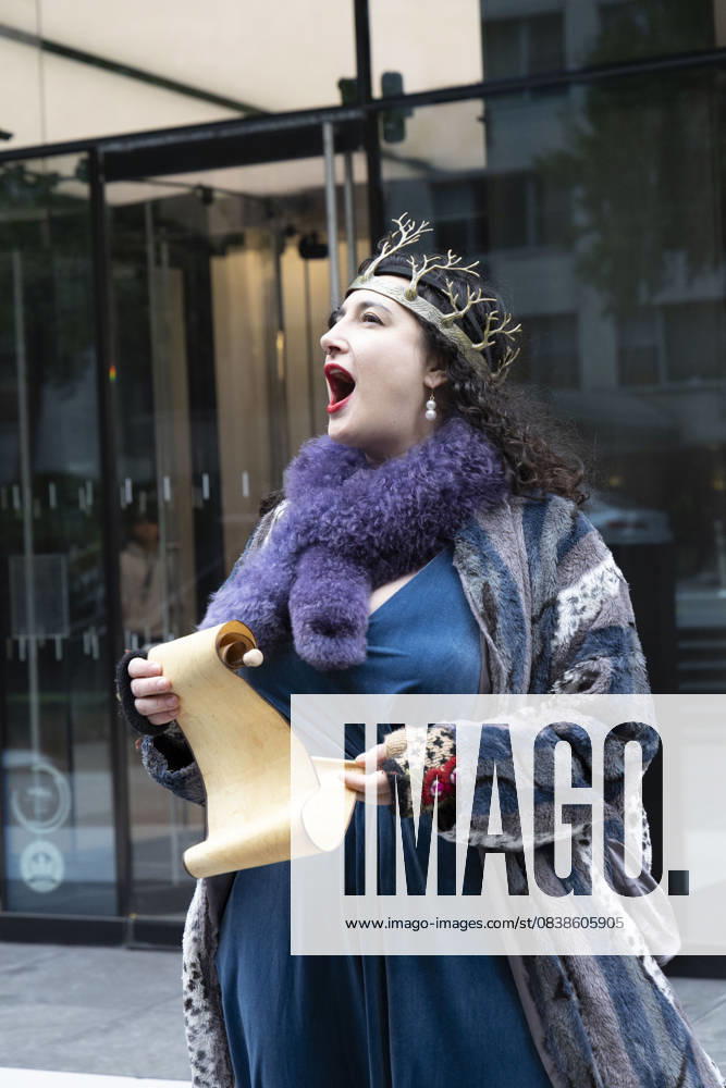 A demonstrator wearing a crown dresses up as Queen Governor Hochul at a rally and picket against the Governor s recent climate policy announcement outside Hochul s New York City office in Midtown Manhattan. Climate activists say President Trump isn t a king and Governor Hochul isn t a Queen after she announced plans to delay the implementation of a state law set to begin January 1st that ends gas use in new construction. Demonstrators also denounce what they call the Governor s lurch to Trumpism for fast tracking the permitting for a fracked gas pipeline. The peaceful protest is organized by New York Communities For Change, Food and Water Watch NY and NYPIRG. New York USA - ZUMAr174 20251028_znp_r174_008