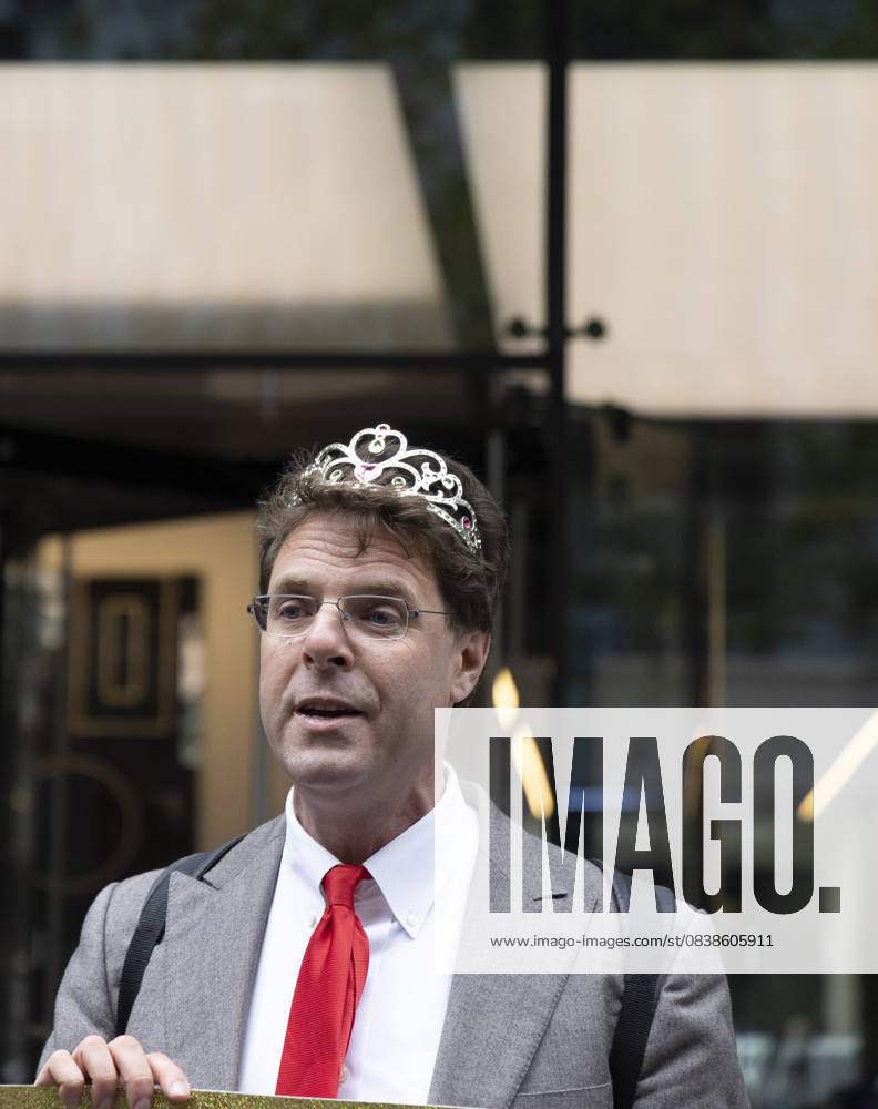 A demonstrator wearing a crown dresses up as King President Trump at a rally and picket against the Governor s recent climate policy announcement outside Hochul s New York City office in Midtown Manhattan. Climate activists say President Trump isn t a king and Governor Hochul isn t a Queen after she announced plans to delay the implementation of a state law set to begin January 1st that ends gas use in new construction. Demonstrators also denounce what they call the Governor s lurch to Trumpism for fast tracking the permitting for a fracked gas pipeline. The peaceful protest is organized by New York Communities For Change, Food and Water Watch NY and NYPIRG. New York USA - ZUMAr174 20251028_znp_r174_014