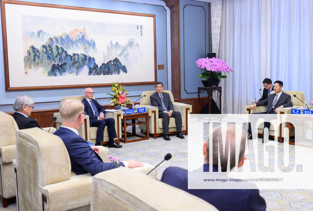 (251029) -- BEIJING, Oct. 29, 2025 -- Chinese Vice Premier He Lifeng, also a member of the Political Bureau of the Communist Party of China Central Committee, meets with members of the China Securities Regulatory Commission International Advisory Council at the Diaoyutai State Guesthouse in Beijing, capital of China, Oct. 29, 2025. ) CHINA-BEIJING-HE LIFENG-SECURITIES REGULATORY COMMISSION-INTERNATIONAL ADVISORY COUNCIL-MEETING (CN) JinxLiangkuai