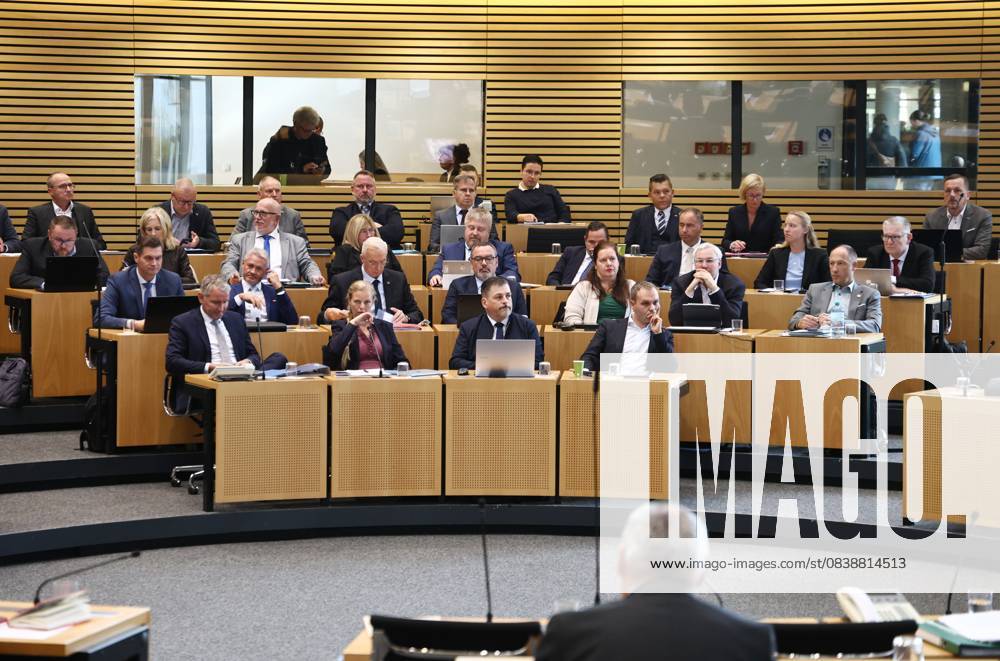 Special plenary session Thuringian state parliament 29 10 2025, Erfurt, Thuringian state parliament, plenary hall, special plenary session, 26 plenary session special plenary session, subject of negotiation are motions of the AfD Defending the rule of law, combating left-wing extremism in Thuringia, preventing left-wing terrorism, dissolving milita