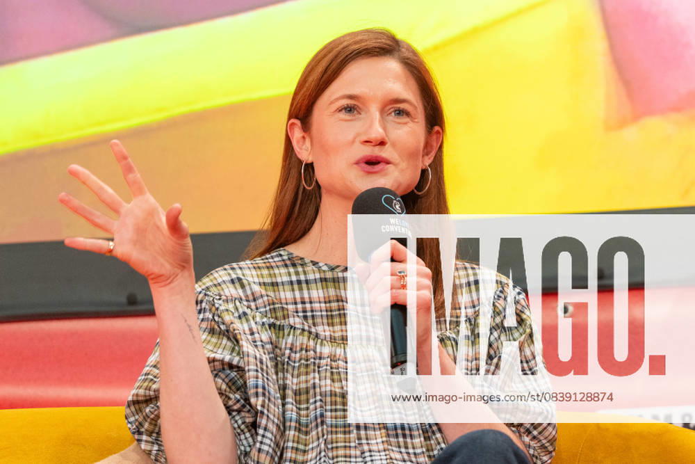 Deutscher Film und Comic Con 2024, Dortmund, Deutschland 07.12.2024: Bonnie Wright (*1991, britische Schauspielerin, Filmemacherin, Ginny Weasley DORTMUND, Deutschland. 7. Dezember 2024. Bonnie Wright (*1991, britische Schauspielerin und Filmemacherin, Ginny Weasley in den Harry Potter-Filmen) auf der Bühne im Deutschen Film und Comic Con (License=RM)