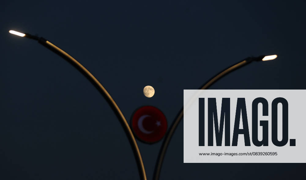 Full Moon in Kirklareli KIRKLARELI, TURKIYE – NOVEMBER 3,: The full moon rises over the city of Kirklareli, Turkiye on November 3, 2025. Ozgun Tiran Anadolu Kirklareli Turkey. Editorial use only. Please get in touch for any other usage.