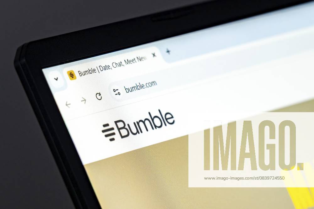 New York, USA 17. Dezember 2024: Die Homepage der Bumble Website wird auf dem Laptop Bildschirm mit Logo angezeigt. Beliebte Social Networking App zum Verabreden, Freunde finden und berufliches Networking New York, USA - December 17, 2024: Bumble website homepage displayed on laptop screen with logo. Popular social networking app for dating, making friends, and professional networking