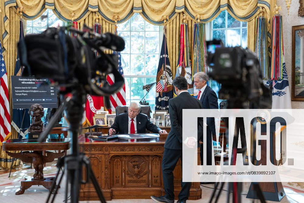 President Donald Trump makes an announcement on lowering drug prices President Donald Trump speaks with CMMS Administrator Dr. Mehmet Oz before a press conference announcing the lowering of drug prices in the Oval Office, Thursday, November 6, 2025., Credit:Abe McNatt Avalon