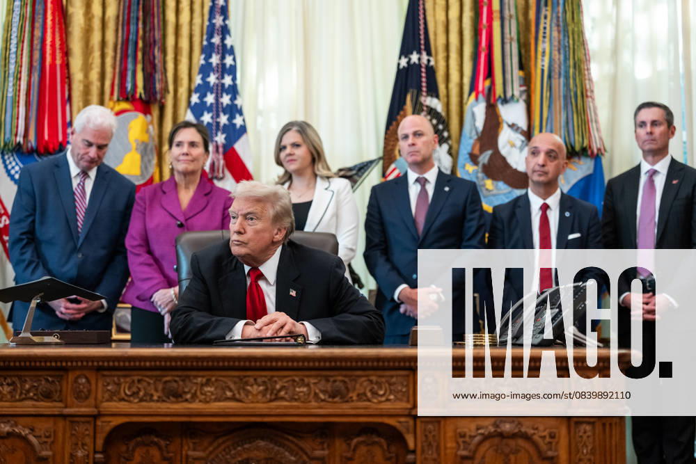President Donald Trump makes an announcement on lowering drug prices President Donald Trump makes an announcement on lowering drug prices alongside pharmaceutical representatives and Cabinet members in the Oval Office, Thursday, November 6, 2025., Credit:Abe McNatt Avalon