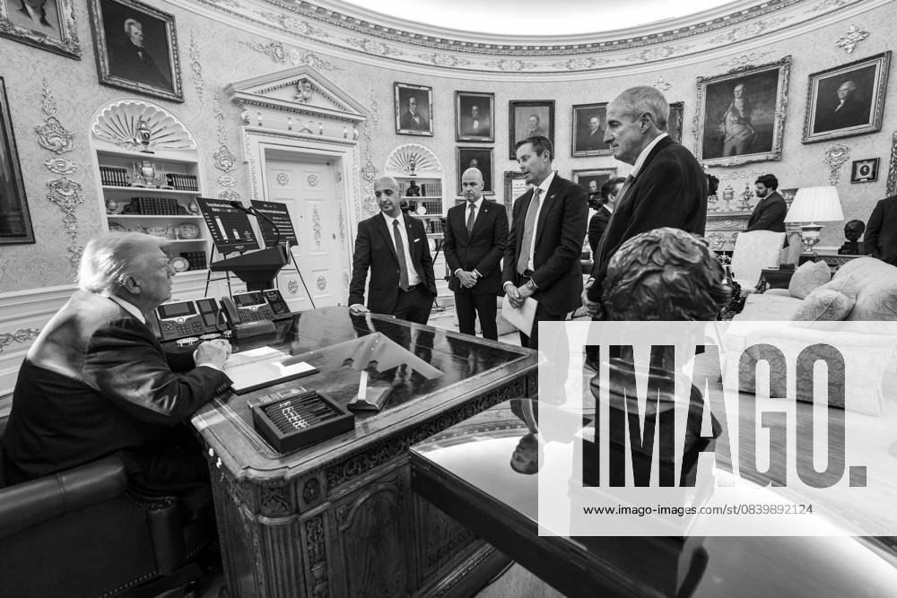 President Donald Trump makes an announcement on lowering drug prices President Donald Trump speaks with pharmaceutical representatives before a press conference announcing the lowering of drug prices in the Oval Office, Thursday, November 6, 2025., Credit:Abe McNatt Avalon