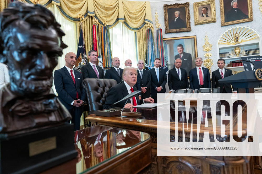 President Donald Trump makes an announcement on lowering drug prices President Donald Trump makes an announcement on lowering drug prices alongside pharmaceutical representatives and Cabinet members in the Oval Office, Thursday, November 6, 2025., Credit:Abe McNatt Avalon