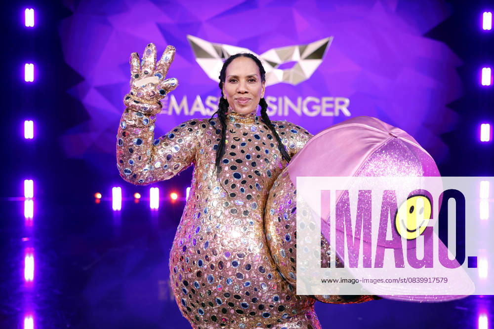 Designer Barbara Becker as the character Smiley in the Prosieben show The Masked Singer at the MMC Studios in Ossendorf Cologne, 08 11 2025 NRW Germany