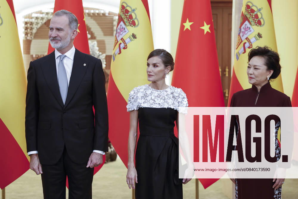 Spain s King Felipe VI (L) and Queen Letizia (C) and Chinese First Lady, Peng Liyuan (R), attendthe gala dinner at the Great Hall of People in Beijing, China, 12 November 2025. Spain s royal couple is on a state visit to China until 13 November. King of Spain Felipe VI and Queen Letizia visits Beijing !ACHTUNG: NUR REDAKTIONELLE NUTZUNG!