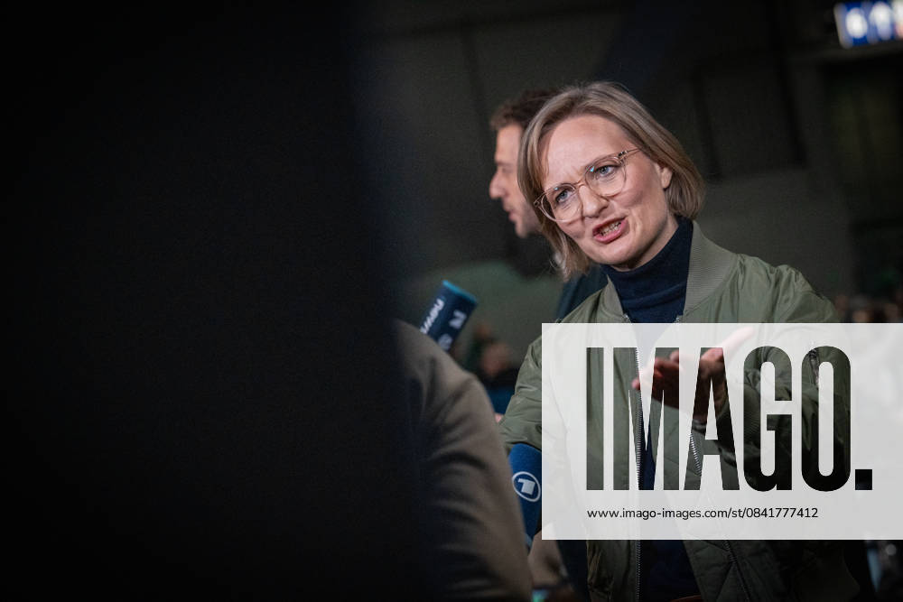 Franziska Brantner, Federal Chairwoman, gives a TV interview on the sidelines of the party conference, in the background Felix Banaszak, Federal Chairman Bündnis 90 Die Grünen Federal Party Conference 51 Federal Delegates Conference in Hanover, Hanover Lower Saxony Germany Trade Fair, Hall 7
