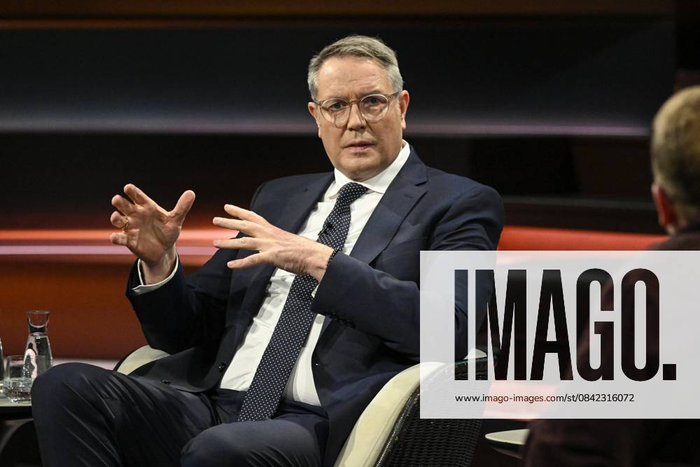 Alexander Schweitzer politician 12 25 her Alexander Schweitzer on December 02, 2025 in Markus Lanz , ZDF TV television talk show talk show Germany german german man politics SPD Prime Minister Rhineland Palatinate politician german cross half sitting talking gesticulating