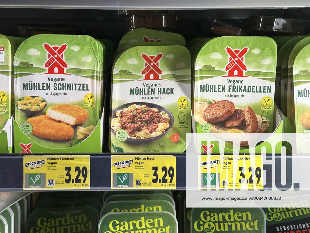 Minced meat becomes vegetarian Mühlen schnitzel, Mühlen minced meat, Mühlen meatballs with soy protein Rügenwalder Mühle More and more products are vegetarian or vegan 10 12 2025 Stuttgart, Baden Württemberg, Germany