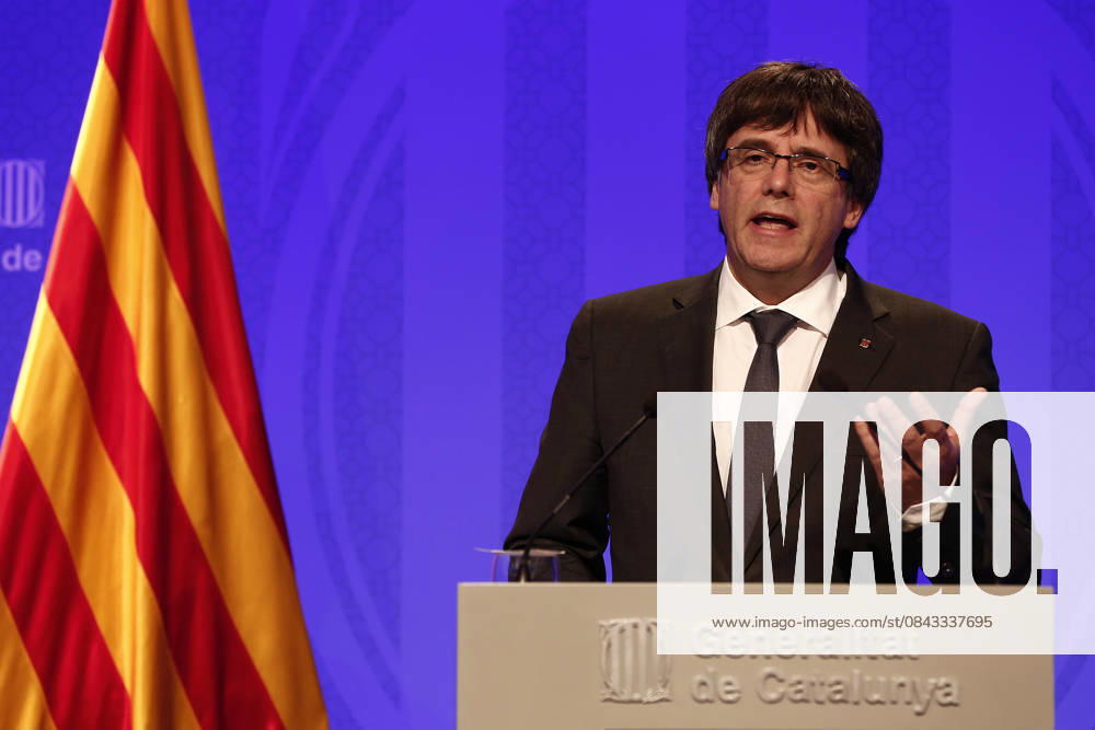 Aftermath of the Catalonia s illegitimate Independence referendum BARCELONA, SPAIN - OCTOBER 02: The President of Catalonia Carles Puigdemont (C) holds a press conference after a meeting with the members of the Catalan government at the Catalonian parliament building, also known as Palau de la Generalitat in Barcelona, Spain on October 02, 2017 after the controversial Catalonia s illegitimate independence referendum. Spanish government does not recognize the referendum Catalonia Spain. Editorial use only. Please get in touch for any other usage.