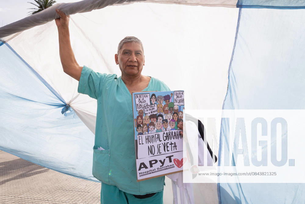 A healthcare worker holds a flag during a demonstration in Plaza de Mayo against the defunding of the health sector by the government of Javier Milei. Buenos Aires Argentina - ZUMAp265 20251021_zip_p265_001