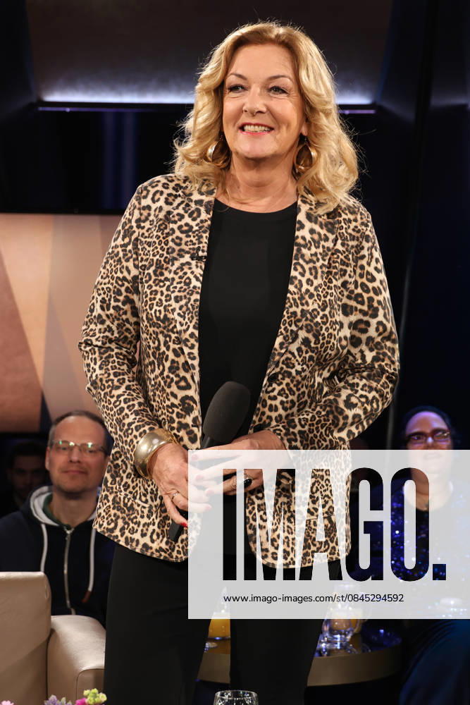 Bettina Tietjen hosts the NDR Talk Show on 9 1 2026, photo session before the broadcast in the 3 program of NDR television in the Hamburg Lokstedt television studio