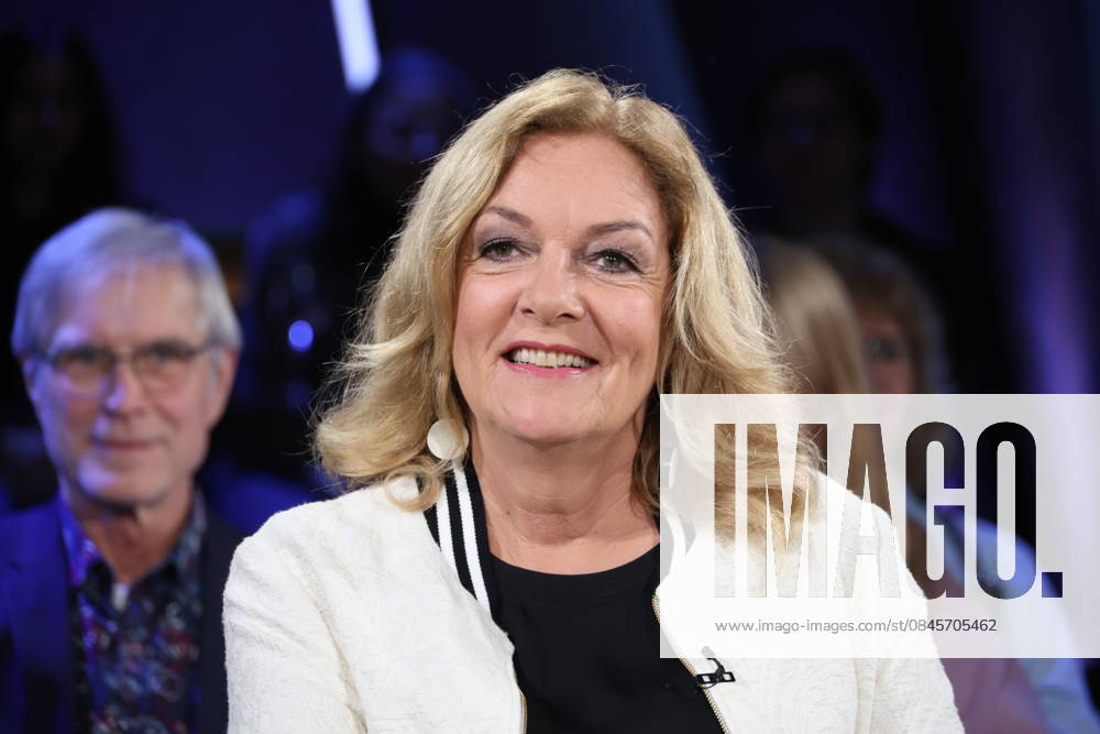 Bettina Tietjen hosts the NDR Talk Show on 16 1 2026, photo session before the broadcast in the 3 program of NDR television in the Hamburg Lokstedt television studio