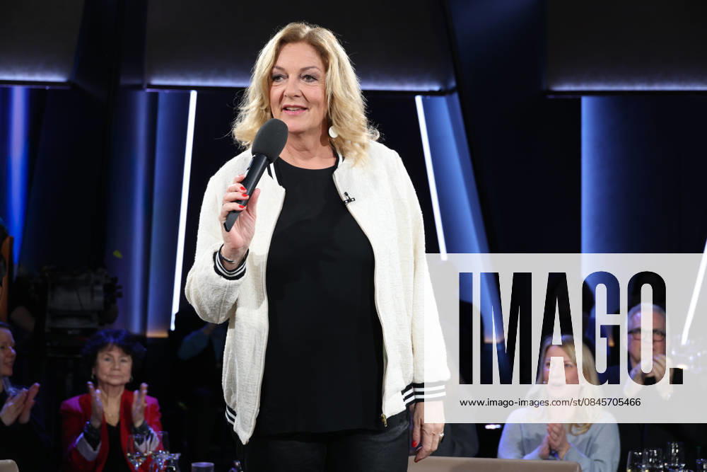 Bettina Tietjen hosts the NDR Talk Show on 16 1 2026, photo session before the broadcast in the 3 program of NDR television in the Hamburg Lokstedt television studio