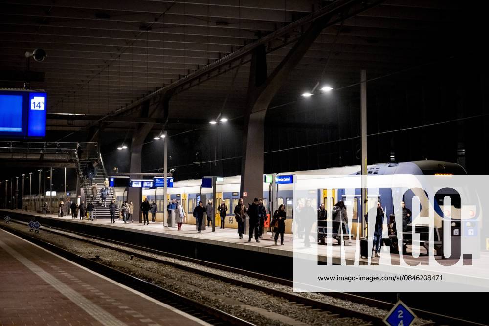 ROTTERDAM - Travelers at Rotterdam Central Station ROBIN UTRECHT ANP netherlands out - belgium out