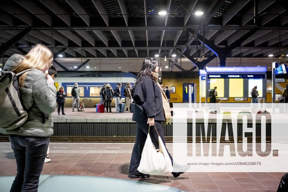 ROTTERDAM - Travelers at Rotterdam Central Station ROBIN UTRECHT ANP netherlands out - belgium out