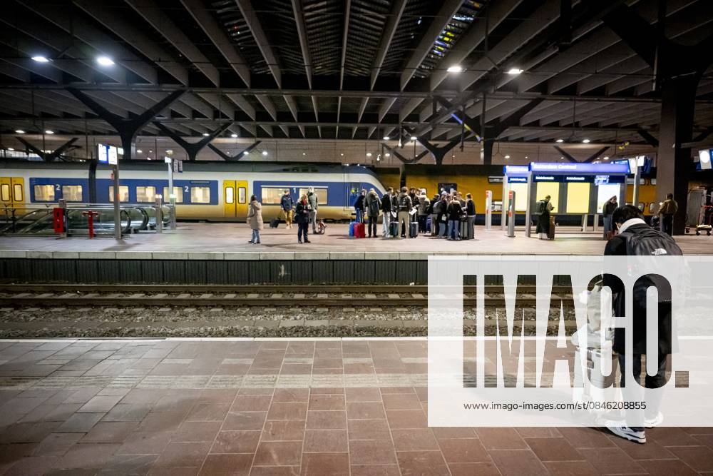 ROTTERDAM - Travelers at Rotterdam Central Station ROBIN UTRECHT ANP netherlands out - belgium out