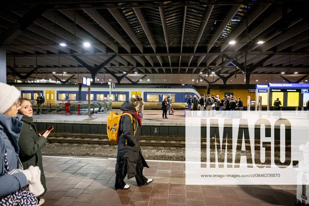 ROTTERDAM - Travelers at Rotterdam Central Station ROBIN UTRECHT ANP netherlands out - belgium out