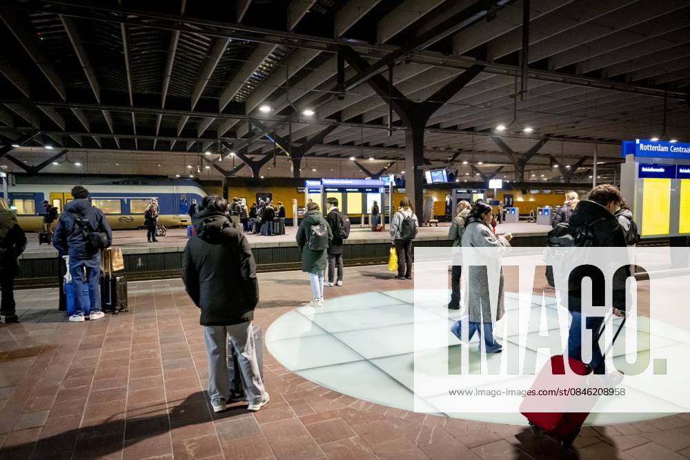 ROTTERDAM - Travelers at Rotterdam Central Station ROBIN UTRECHT ANP netherlands out - belgium out