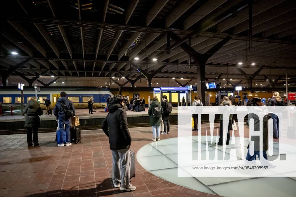 ROTTERDAM - Travelers at Rotterdam Central Station ROBIN UTRECHT ANP netherlands out - belgium out