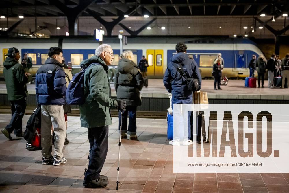 ROTTERDAM - Travelers at Rotterdam Central Station ROBIN UTRECHT ANP netherlands out - belgium out