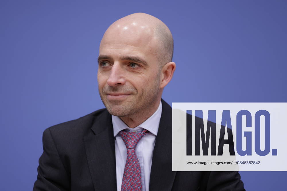 Dr. Benjamin Weigert, Head of Economic Affairs Department, Germany, Berlin, Federal Press Conference, Presentation of the Federal Governments Annual Economic Report 2026